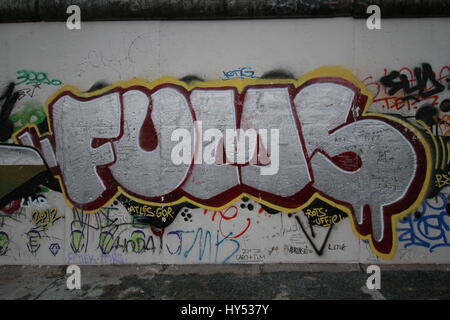 Verschiedene Fotos von Graffiti in der historischen Ost- und Westseite der Berliner Mauer. Stockfoto