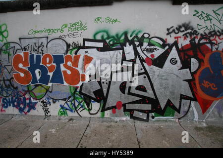 Verschiedene Fotos von Graffiti in der historischen Ost- und Westseite der Berliner Mauer. Stockfoto