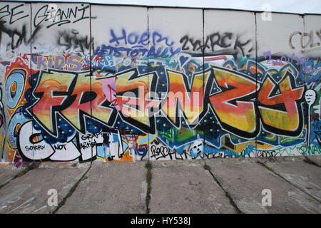 Verschiedene Fotos von Graffiti in der historischen Ost- und Westseite der Berliner Mauer. Stockfoto