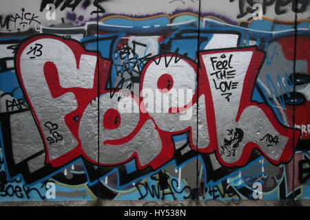 Verschiedene Fotos von Graffiti in der historischen Ost- und Westseite der Berliner Mauer. Stockfoto