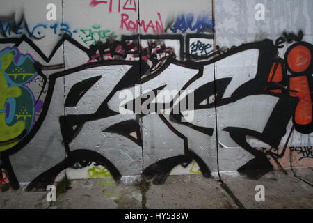 Verschiedene Fotos von Graffiti in der historischen Ost- und Westseite der Berliner Mauer. Stockfoto