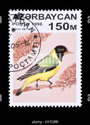 Briefmarke aus Aserbaidschan mit einer schwarzen Kapuze Pirol (Oriolus Xanthornus) Stockfoto