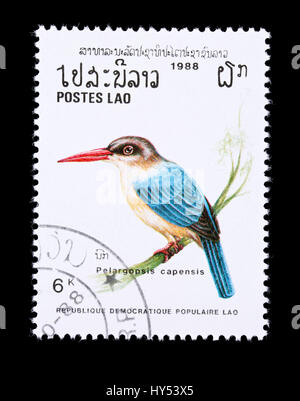 Briefmarke aus Laos Darstellung einen Storch-billed Eisvogel (Pelargopsis Capensis) Stockfoto