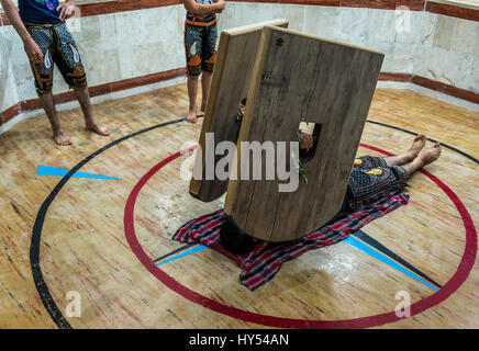 Junger Mann training mit schweren Schilde genannt sang in Zoorkhaneh (Haus der Stärke), traditionelle Gymnasium in Yazd, Hauptstadt von Yazd Provinz vom Iran Stockfoto