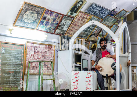 Mann prügelt einen Becher drum genannt Zarb und singen während der Trainingseinheit in Zoorkhaneh (Haus der Stärke), traditionelle Gymnasium in Stadt Yazd, Iran Stockfoto