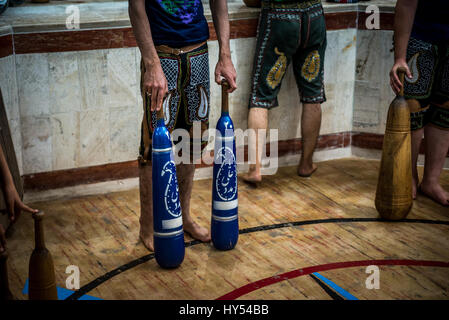 Iranische Männer und jungen training mit Holzknüppel in Zoorkhaneh (Haus der Stärke), traditionelle Gymnasium in Yazd Stadt Yazd Provinz vom Iran Stockfoto