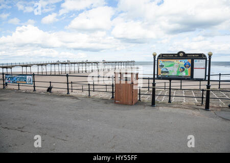 Ein Blick von der Esplanade in Saltburn, England, Vereinigtes Königreich, zeigt den Strand, die Seebrücke und das Meer Stockfoto