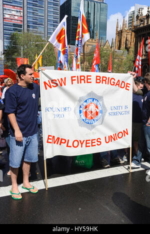 Ausserdienstliche Feuerwehrleute halten das Banner von ihrer Gewerkschaft Banner während einer Protestaktion. Gewerkschaftsbewegung; Union Aktivismus; Gewerkschaftsbewegung; Feuerwehr Stockfoto