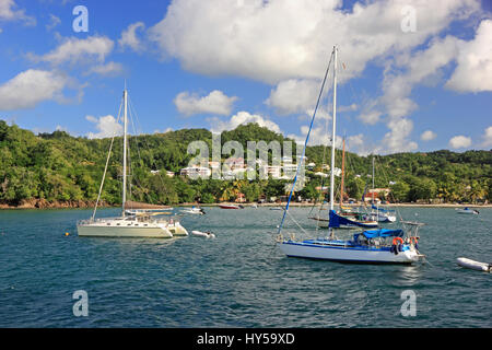 Yachten in der Bucht von Pointe du Bout, Martinique verankert Stockfoto