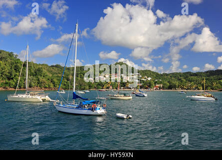 Yachten in der Bucht von Pointe du Bout, Martinique verankert Stockfoto