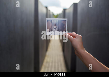 Deutschland, Berlin, Polaroid Foto vor Holocaust-Mahnmal Stockfoto