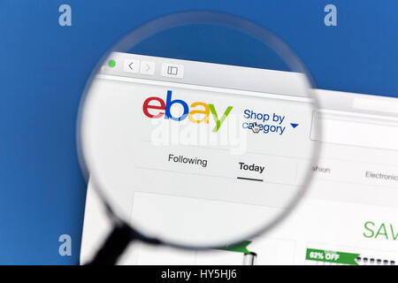 EBay-Website unter einem Vergrößerungsglas-eBay ist ein amerikanisches multinationales Unternehmen und e-Commerce-Unternehmen Stockfoto