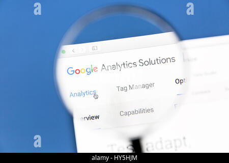 Google Analytics-Website unter einem Vergrößerungsglas. Google Analytics ist ein Web-Analytics-Service von Google angeboten Stockfoto