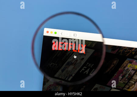 Netflix-Website auf einem Computer-Bildschirm. Netflix ist eine amerikanische multinationale Unterhaltungsfirma Stockfoto