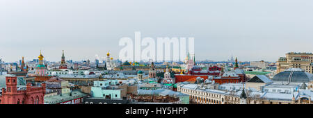 Panorama Vogelperspektive der Moskauer Innenstadt. Die Kreml-Türme und Kathedralen. Hohen Hauptgebäude der Lomonossow-Universität auf den Sperlingsbergen Stockfoto