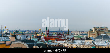 Panorama Vogelperspektive der Moskauer Innenstadt. Die Kreml-Türme und Kathedralen. Kathedrale von Christus dem Erlöser. Stockfoto