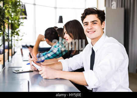 Gruppe von Geschäftsleuten mit digitalen Geräten Stockfoto
