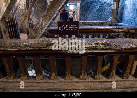 Salz bedeckt Holztreppen in Salina Turda Salz mine befindet sich im Bereich Durgaus-Valea Sarata Turda Stadt, Kreis Cluj in Rumänien Stockfoto