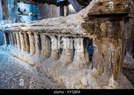 Salz bedeckt Holztreppen in Salina Turda Salz mine befindet sich im Bereich Durgaus-Valea Sarata Turda Stadt, Kreis Cluj in Rumänien Stockfoto