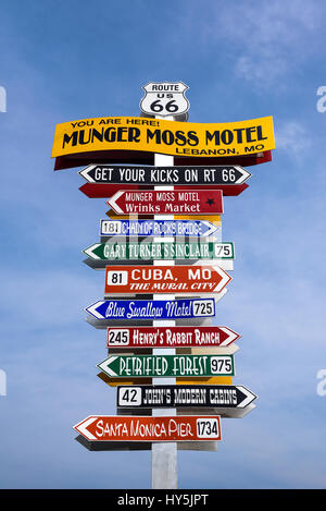 Libanon, MISSOURI, USA - 11. Mai 2016: Lustige Richtung Wegweiser im Munger Moss Motel mit Namen von berühmten Sehenswürdigkeiten auf der Route 66. Stockfoto