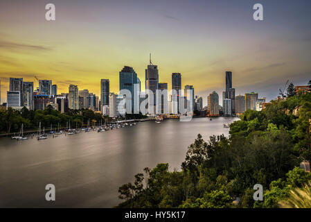 Sonnenuntergang Skyline von Brisbane Stadt und Brisbane River von Kangaroo Point Cliffs, Queensland, Australien. Langzeitbelichtung. Stockfoto