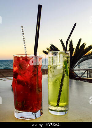 Cocktails auf einem Tisch in einer Strandbar Stockfoto