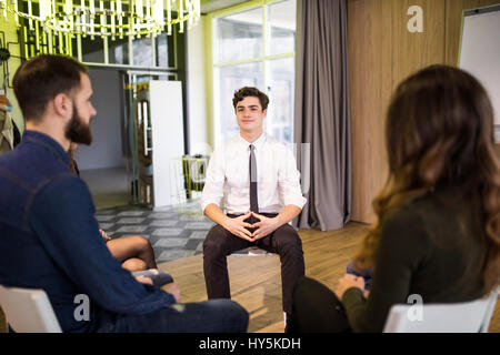 Draufsicht der Geschäftsleute sitzen im Kreis auf Firmenseminar Stockfoto