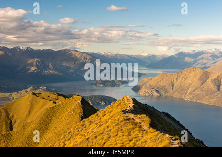 Blick vom Roys Peak und Mount Roy am Lake Wanaka und Berge, Otago, Southland, Neuseeland Stockfoto