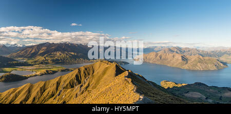 Blick vom Roys Peak und Mount Roy am Lake Wanaka und Berge, Otago, Southland, Neuseeland Stockfoto