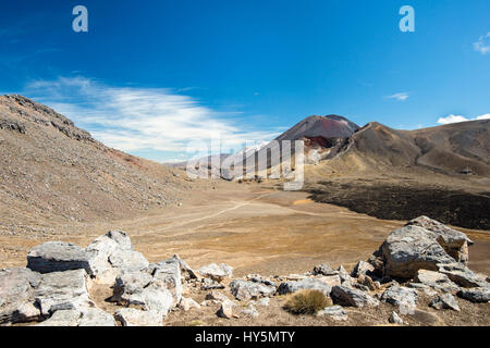 Mount Tongariro und Mount Ngauruhoe, aktive Vulkane, Vulkanlandschaft, Tongariro Alpine Crossing, Tongariro-Nationalpark Stockfoto