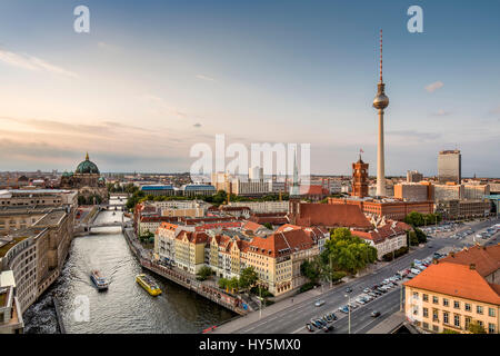 Blick auf Dom, Spree, Fernsehturm, Alex, Nikolai Viertel, Alexanderplatz, Berlin-Mitte, Berlin, Deutschland Stockfoto