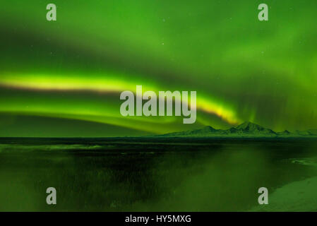 Aurora über dem Nebel gehüllt, Copper River und Reittiere Sanford Drum und Wrangell, Wrangell Mountains, Alaska Stockfoto