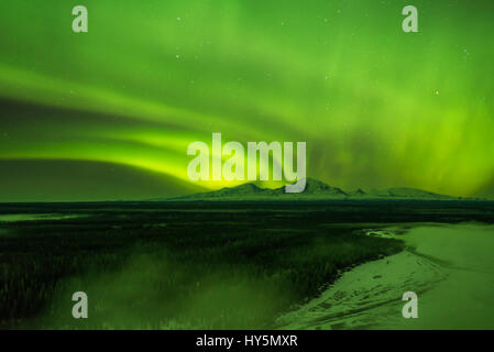 Aurora über dem Nebel gehüllt, Copper River und Reittiere Sanford Drum und Wrangell, Wrangell Mountains, Alaska Stockfoto