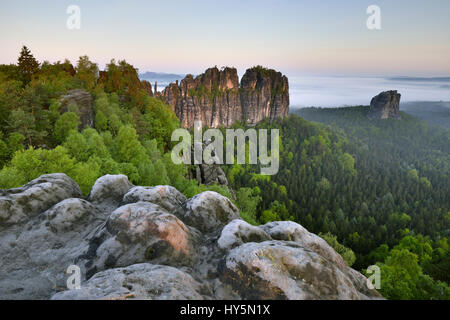 Blick auf die Schrammsteine, Nebel über dem Elbtal in Bad Schandau, Sächsische Schweiz, Elbsandsteingebirge, Sachsen Stockfoto