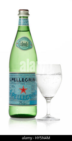 San Pellegrino Mineralwasser, Flasche und Glas, Schneidepfad verfügbar Stockfoto