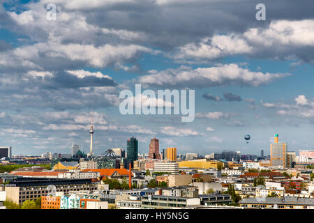 Blick von der City-West Richtung Osten zum Dom, Potsdamer Platz und Alexanderplatz Fernsehturm, Berlin, Deutschland Stockfoto