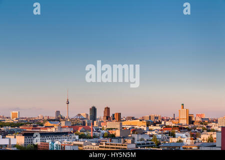 Blick von der City-West Richtung Osten zum Dom, Potsdamer Platz und Alexanderplatz Fernsehturm, Berlin, Deutschland Stockfoto