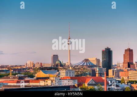 Blick von der City-West Richtung Osten zum Dom, Potsdamer Platz und Alexanderplatz Fernsehturm, Berlin, Deutschland Stockfoto