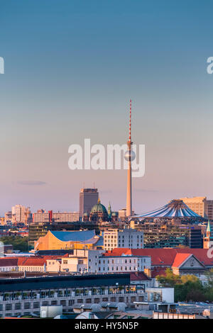 Blick von der City-West Richtung Osten zum Dom, Potsdamer Platz und Alexanderplatz Fernsehturm, Berlin, Deutschland Stockfoto