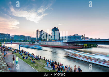 Strandbar, Capital Beach an der Spree, gegenüber Hauptbahnhof, Berlin-Mitte, Berlin, Deutschland Stockfoto