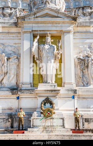 Soldaten bewachen Grab des unbekannten Soldaten, Monumento Nazionale eine Vittorio Emanuele II, Vittoriano, Altare della Patria, Stockfoto