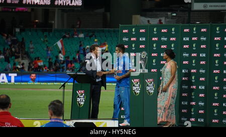 Indischer Cricketspieler Virat Kohli verlieh Mann des Spiels von Mark Taylor in Sydney Australia am 31. Januar 2016 Stockfoto