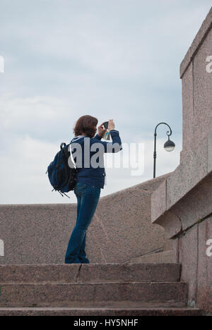 PETERSBURG, Russland, Mai 21: einer der vielen Touristen, die die Bilder von den Sehenswürdigkeiten am Ufer des Flusses Newa, 21 Mai 2015 in Saint-Petersbur Stockfoto