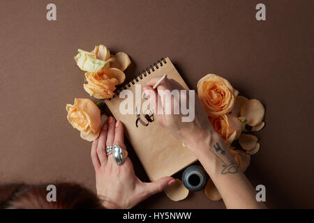 Hand einen Liebesbrief schreiben Stockfoto