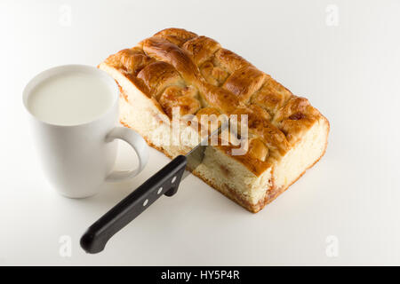 frische Kuchen mit Apfelfüllung auf weißem Hintergrund Stockfoto