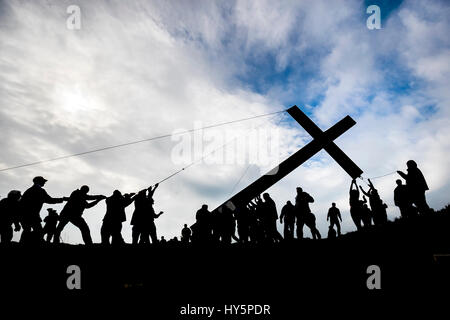 Über 50 Menschen installieren 36-Fuß hohe Kreuz vor Ostern auf Überraschung Blick an der Spitze der Otley Chevin in Yorkshire. Stockfoto