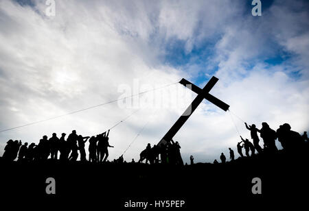 Über 50 Menschen installieren 36-Fuß hohe Kreuz vor Ostern auf Überraschung Blick an der Spitze der Otley Chevin in Yorkshire. Stockfoto