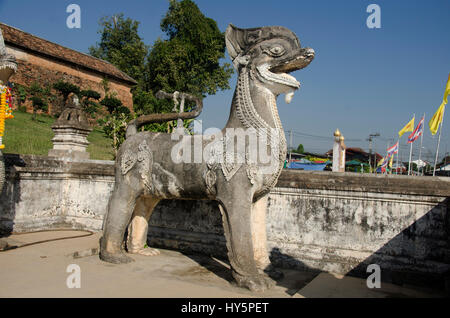 Singha oder Lion Wächter Statuen vor der Tor-Ort für Menschen zu Fuß gehen, beten und Besuch Chedi im Wat Phra, dass Lampang Luang Tempel in Lampan Stockfoto