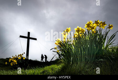 Über 50 Menschen installieren 36-Fuß hohe Kreuz vor Ostern auf Überraschung Blick an der Spitze der Otley Chevin in Yorkshire. Stockfoto