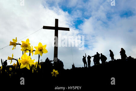 Über 50 Menschen installieren 36-Fuß hohe Kreuz vor Ostern auf Überraschung Blick an der Spitze der Otley Chevin in Yorkshire. Stockfoto